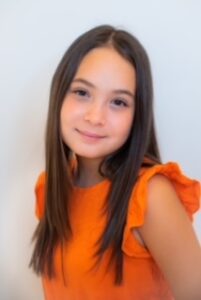 Isabela Headshot (2)-51629fda